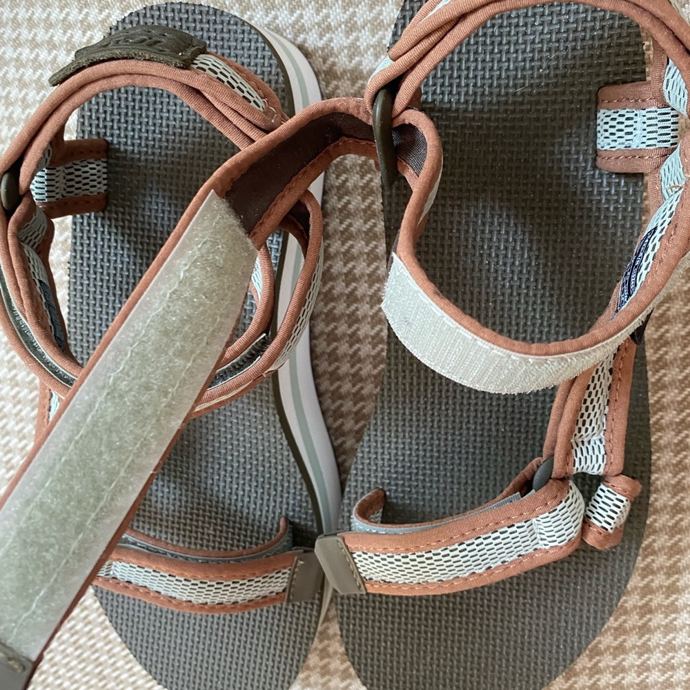 Teva Flatform universal wedge Brown and Olive Sandals. HOST PICK 🎉🎉🎉🎉 - Picture 6 of 9